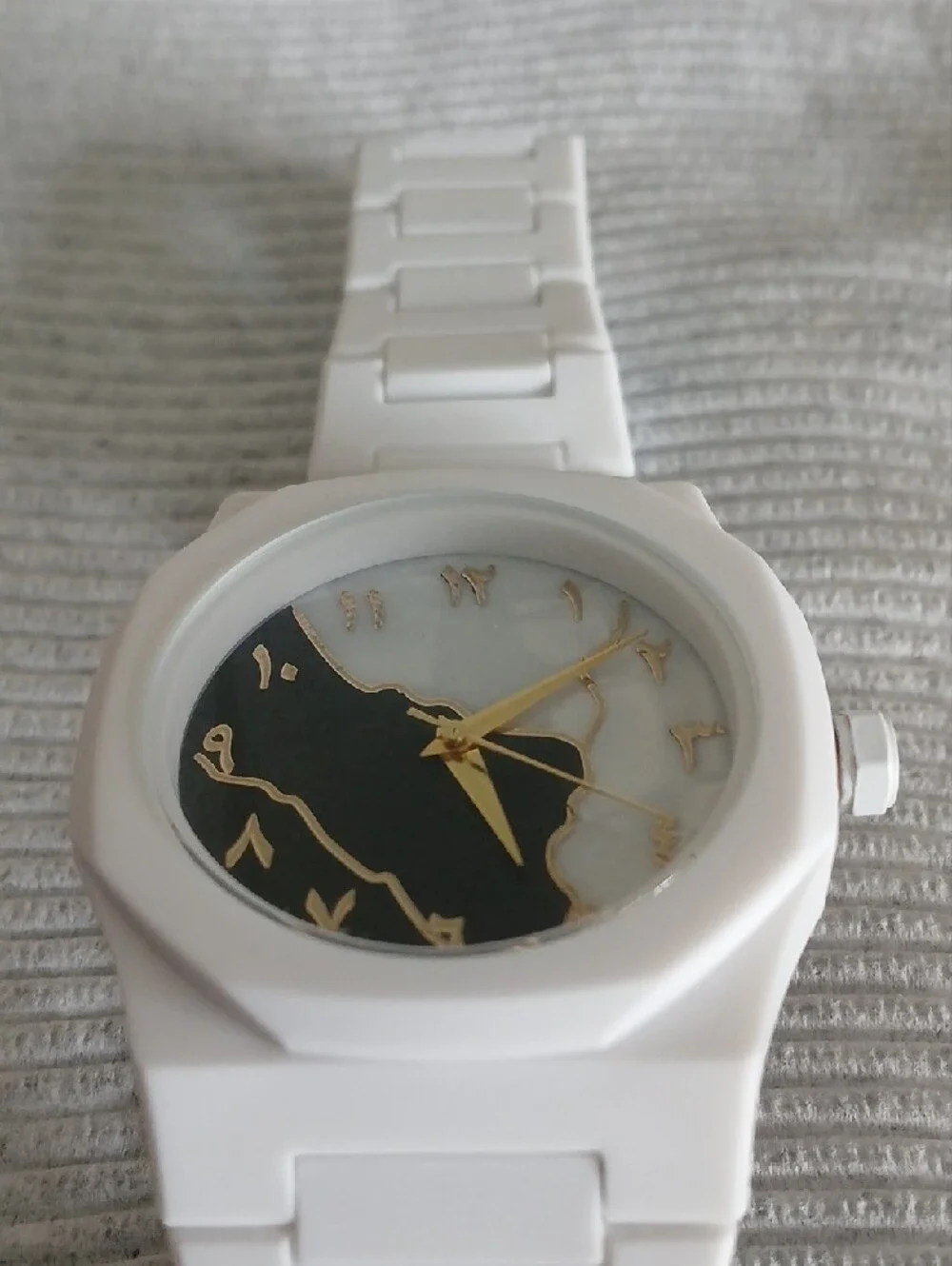 White Fashion Analog Wristwatch with Gold Accents